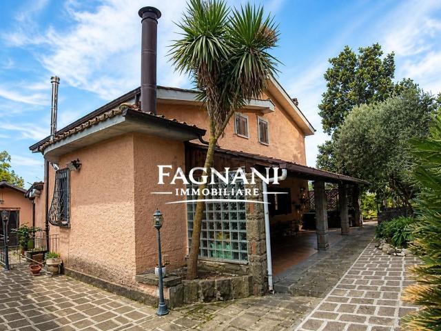 Villetta indipendente in vendita di 232 m² in Via Ariana