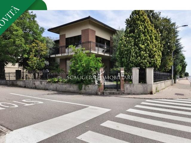 Villetta indipendente in vendita di 233 m² in Via IV Novembre