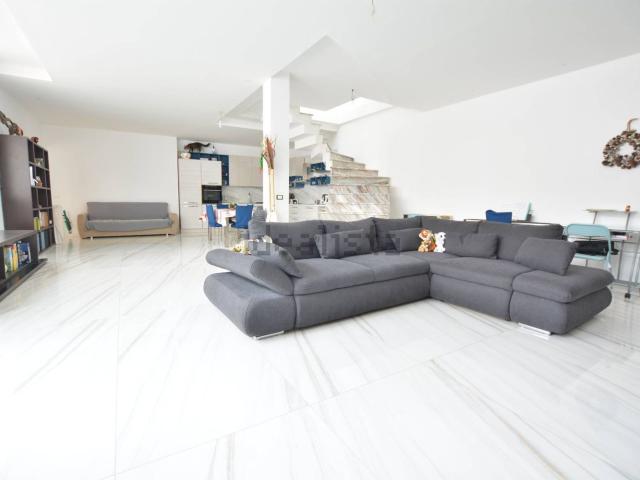 Villetta indipendente in vendita di 234 m² in Via Roma, 340