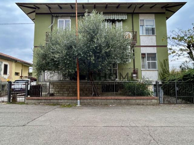 Villetta indipendente in vendita di 235 m² in Via Ludovico Ariosto, 485