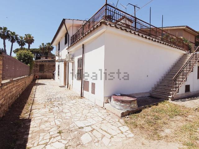 Villetta indipendente in vendita di 235 m² in Via Tito Poggi