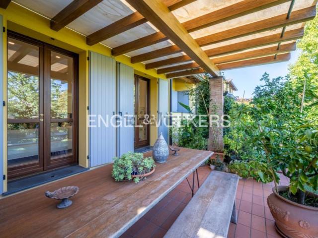 Villetta indipendente in vendita di 235 m² in Via Ugo Saltini
