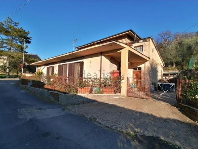 Villetta indipendente in vendita di 236 m² in Via Ciro Menotti, 10