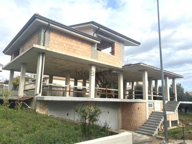 Villetta indipendente in vendita di 236 m² in Via Alcide De Gasperi