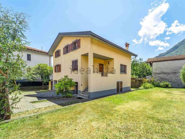 Villetta indipendente in vendita di 236 m² in Via Statale, 66