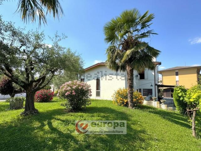 Villetta indipendente in vendita di 293 m² in Via Leonardo Da Vinci, 16