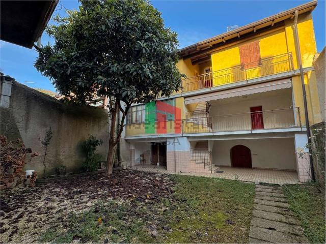Villetta indipendente in vendita di 238 m² in Via Monte