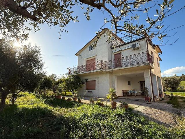 Villetta indipendente in vendita di 238 m² in Via Sp Mediana