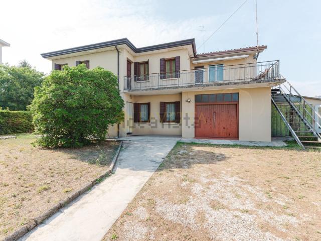 Villetta indipendente in vendita di 238 m² in Strada di Santa Bona Nuova, 26