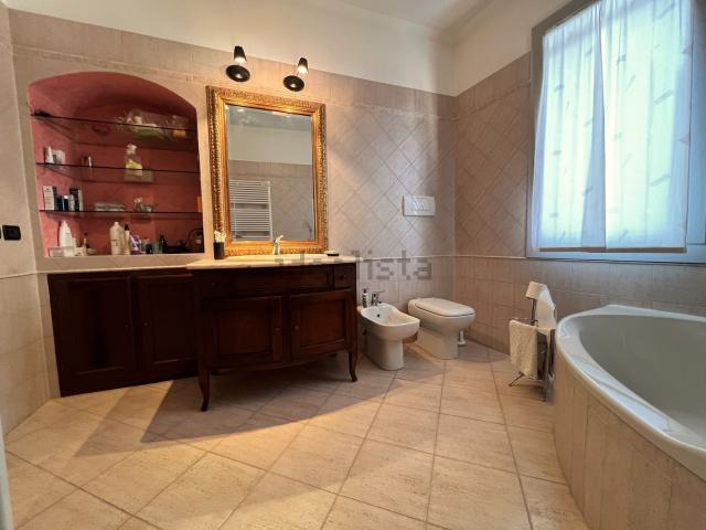 Villetta indipendente in vendita di 239 m² in Via A. Locatelli, 1