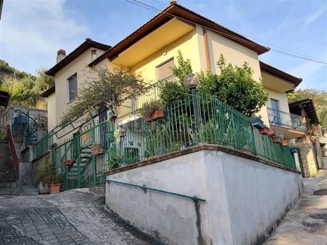 Villetta indipendente in vendita di 240 m² in Via Calabria