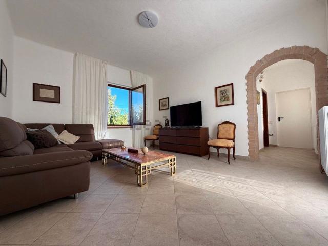 Villetta indipendente in vendita di 240 m² in Via Belvedere Fogliense