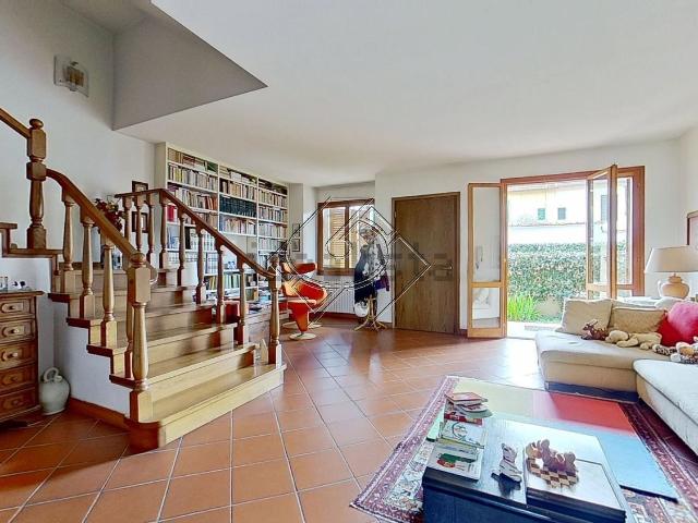 Villetta indipendente in vendita di 240 m² in Via Dè Cadolingi