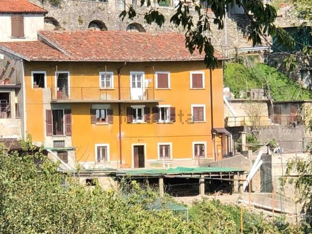 Villetta indipendente in vendita di 240 m² in Via degli Alpini, 1