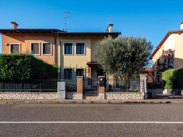 Villetta indipendente in vendita di 240 m² in Via dell&apos Amicizia, 3