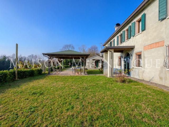 Villetta indipendente in vendita di 240 m² in Via della Pesca