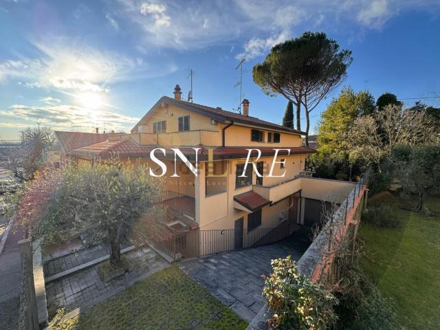 Villetta indipendente in vendita di 240 m² in Via Firenze