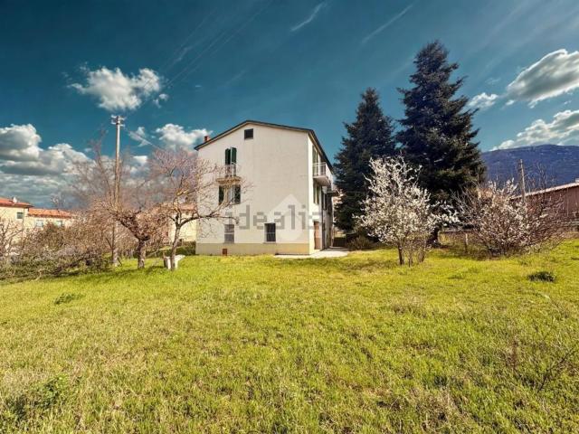 Villetta indipendente in vendita di 240 m² in Via Flaminia Sud