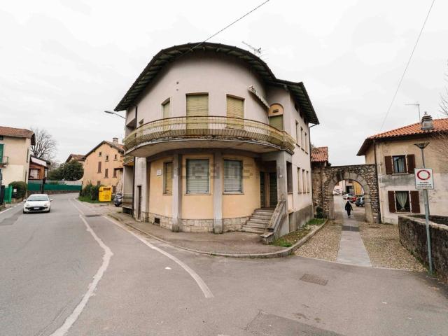 Villetta indipendente in vendita di 240 m² in Via Oltrona