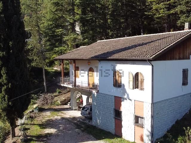 Villetta indipendente in vendita di 240 m² in Via Roti