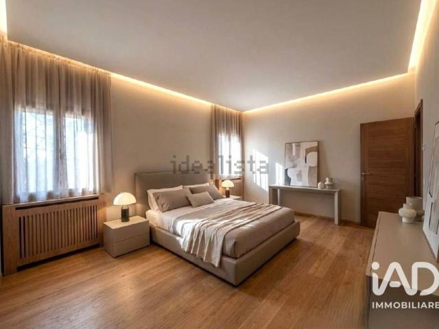 Villetta indipendente in vendita di 240 m² in Via Volturno