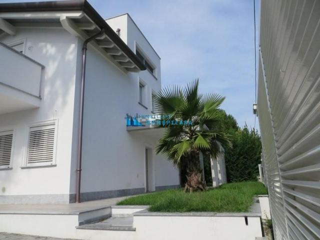 Villetta indipendente in vendita di 240 m² in Via XXV Aprile