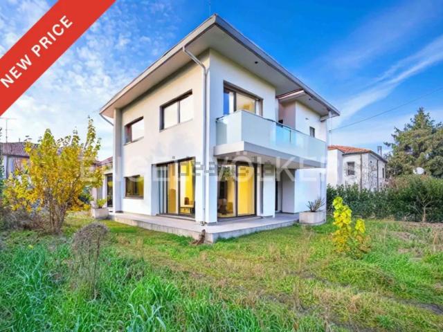 Villetta indipendente in vendita di 240 m² in Viale Giosuè Carducci