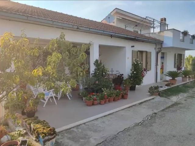 Villetta indipendente in vendita di 240 m² in Strada Comunale