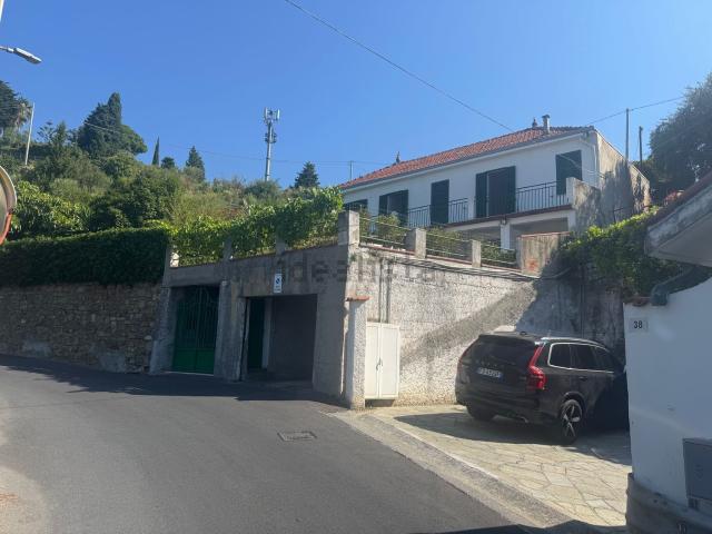 Villetta indipendente in vendita di 240 m² in Strada Bussana Vecchia