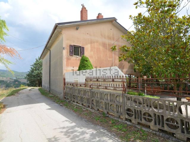 Villetta indipendente in vendita di 241 m² in Contrada Querce Nuove