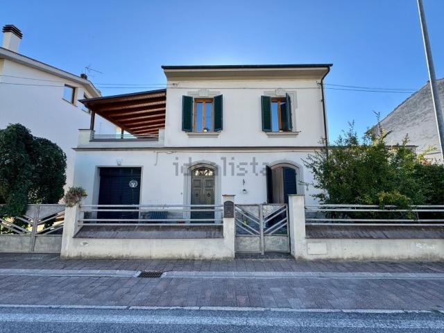 Villetta indipendente in vendita di 242 m² in Via Senese Romana, 290