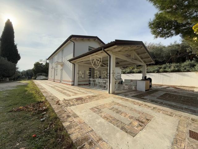 Villetta indipendente in vendita di 242 m² in Contrada Casale, 1