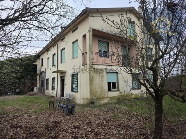 Villetta indipendente in vendita di 242 m² in Strada di Chiozzola Enzano