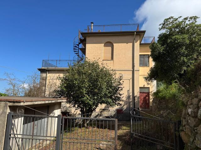 Villetta indipendente in vendita di 243 m² in Via Nazario Sauro