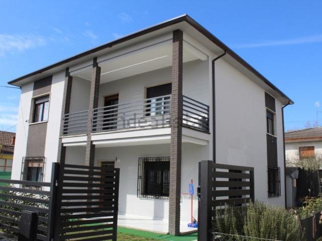 Villetta indipendente in vendita di 243 m² in Via Sabbioni