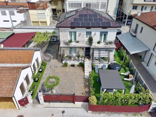 Villetta indipendente in vendita di 245 m² in Via Battaglione Val Leogra