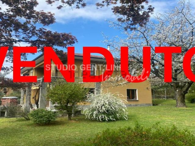 Villetta indipendente in vendita di 245 m² in Via per Domo