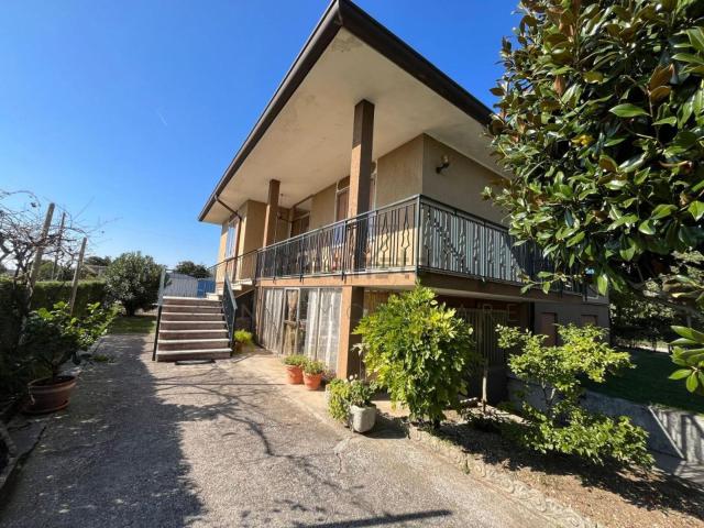 Villetta indipendente in vendita di 247 m² in Via Scuole
