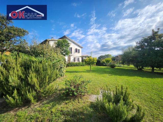 Villetta indipendente in vendita di 248 m² in Via Tacconi