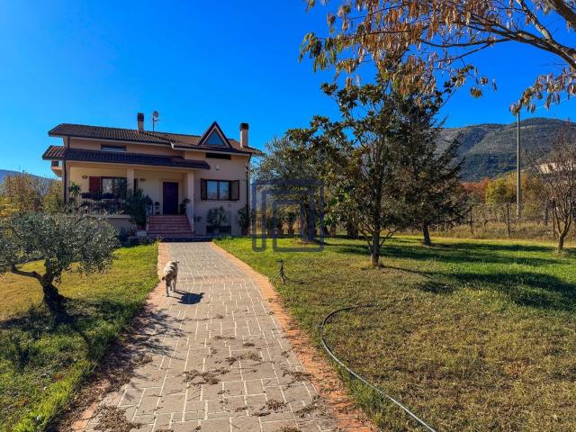 Villetta indipendente in vendita di 250 m² in Via Colle