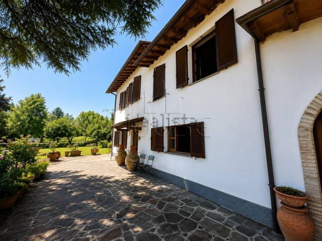 Villetta indipendente in vendita di 250 m² in Via Cortonese