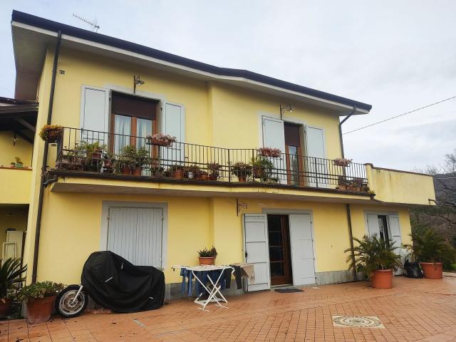 Villetta indipendente in vendita di 250 m² in Via Caniparola