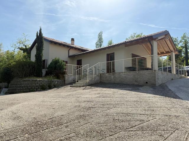 Villetta indipendente in vendita di 250 m² in Via Carpesica