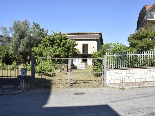 Villetta indipendente in vendita di 250 m² in Via Cassino