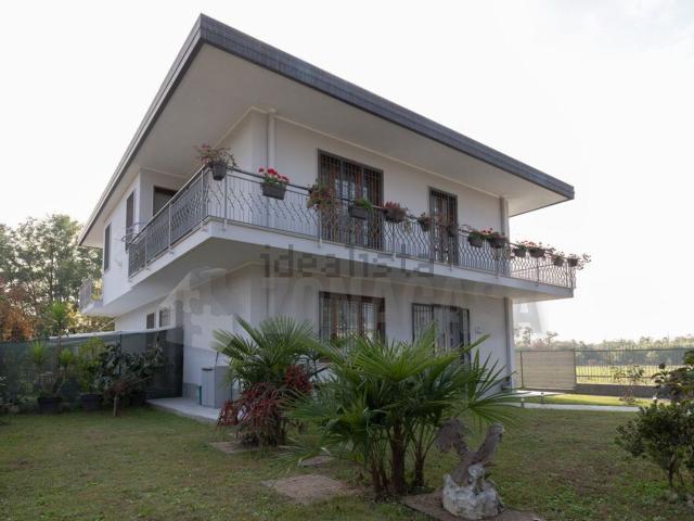 Villetta indipendente in vendita di 250 m² in Via Adige