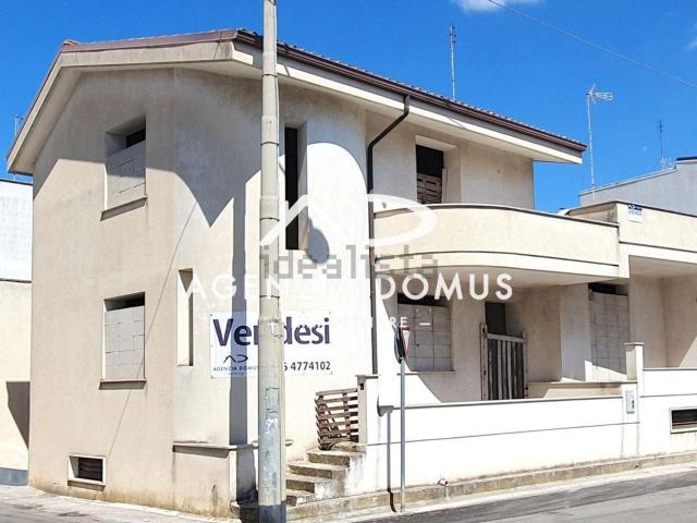 Villetta indipendente in vendita di 250 m² in Via Alcide de Gasperi, 4