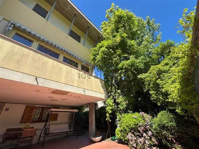 Villetta indipendente in vendita di 300 m² in Via Alessandro Testi Rasponi