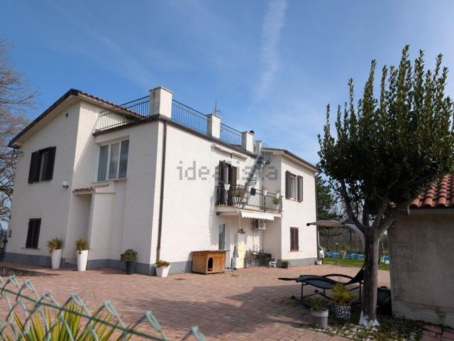 Villetta indipendente in vendita di 250 m² in Via Alessandro Manzoni