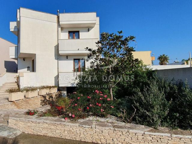 Villetta indipendente in vendita di 250 m² in Via Bengasi