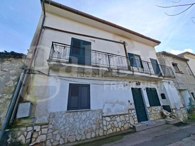 Villetta indipendente in vendita di 250 m² in Via Greci